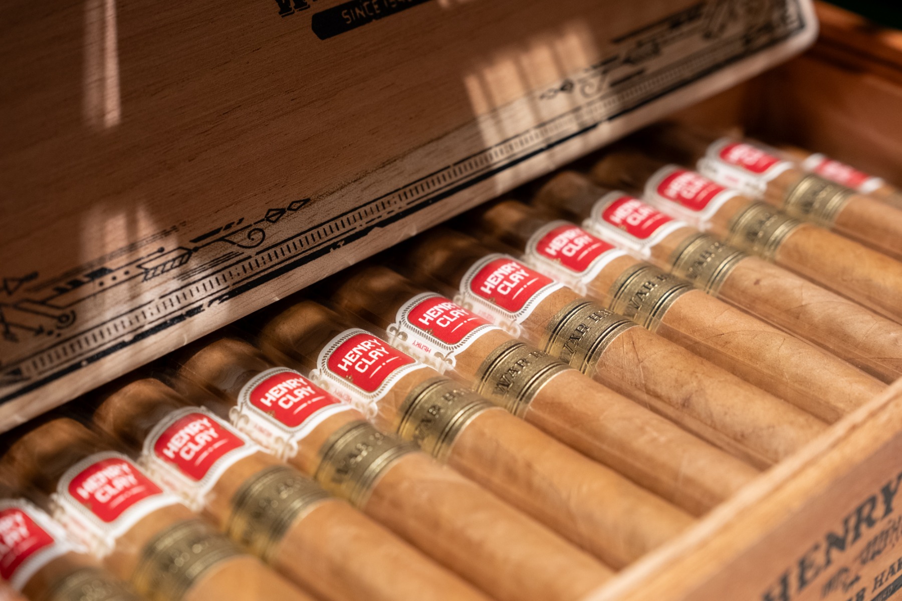 Kistenlagerung mit Cellophan