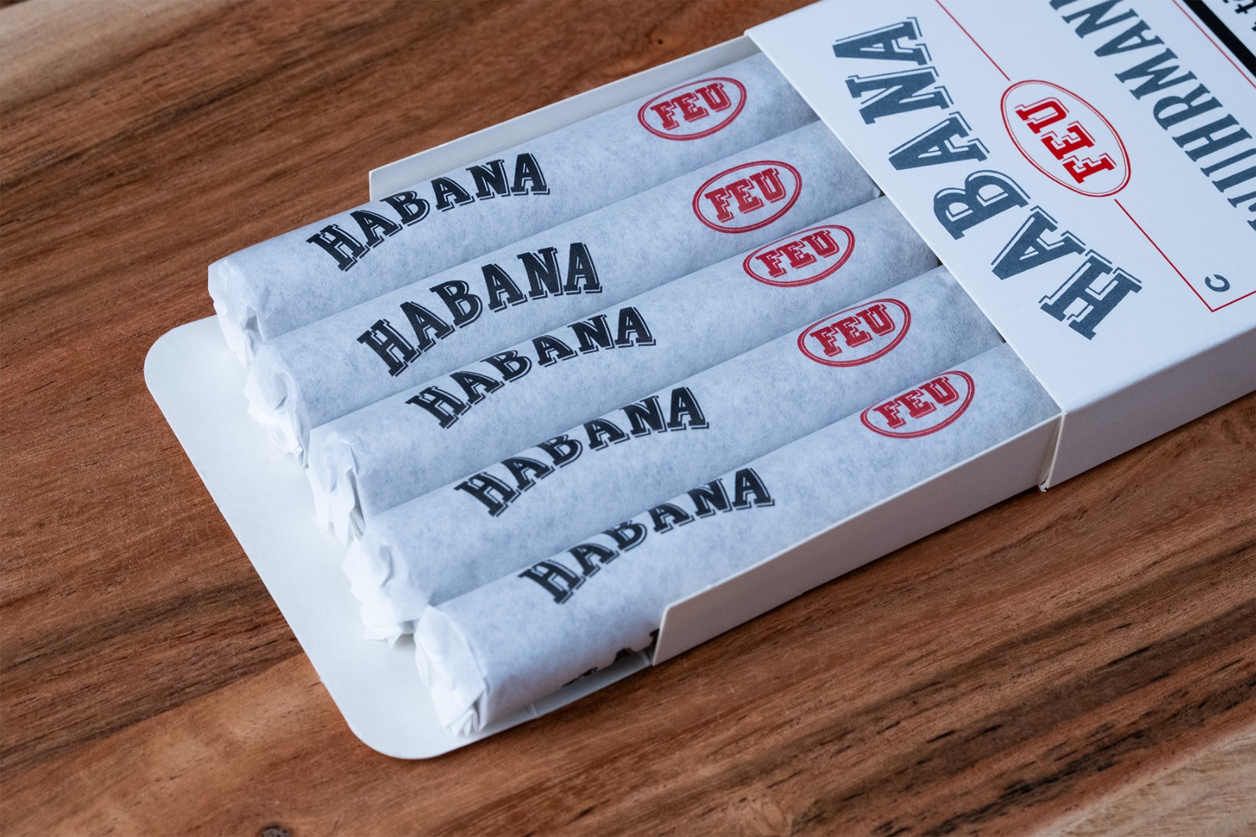 Das korrekte Anzünden eines Stumpen erkennt man an roten Detils an der Verpackung